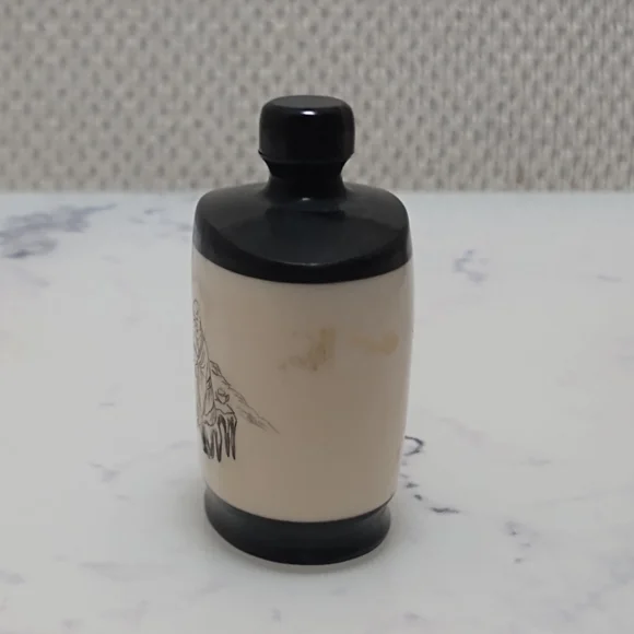 Vintage Carved Etched Snuff Bottle - Picture 4 of 8